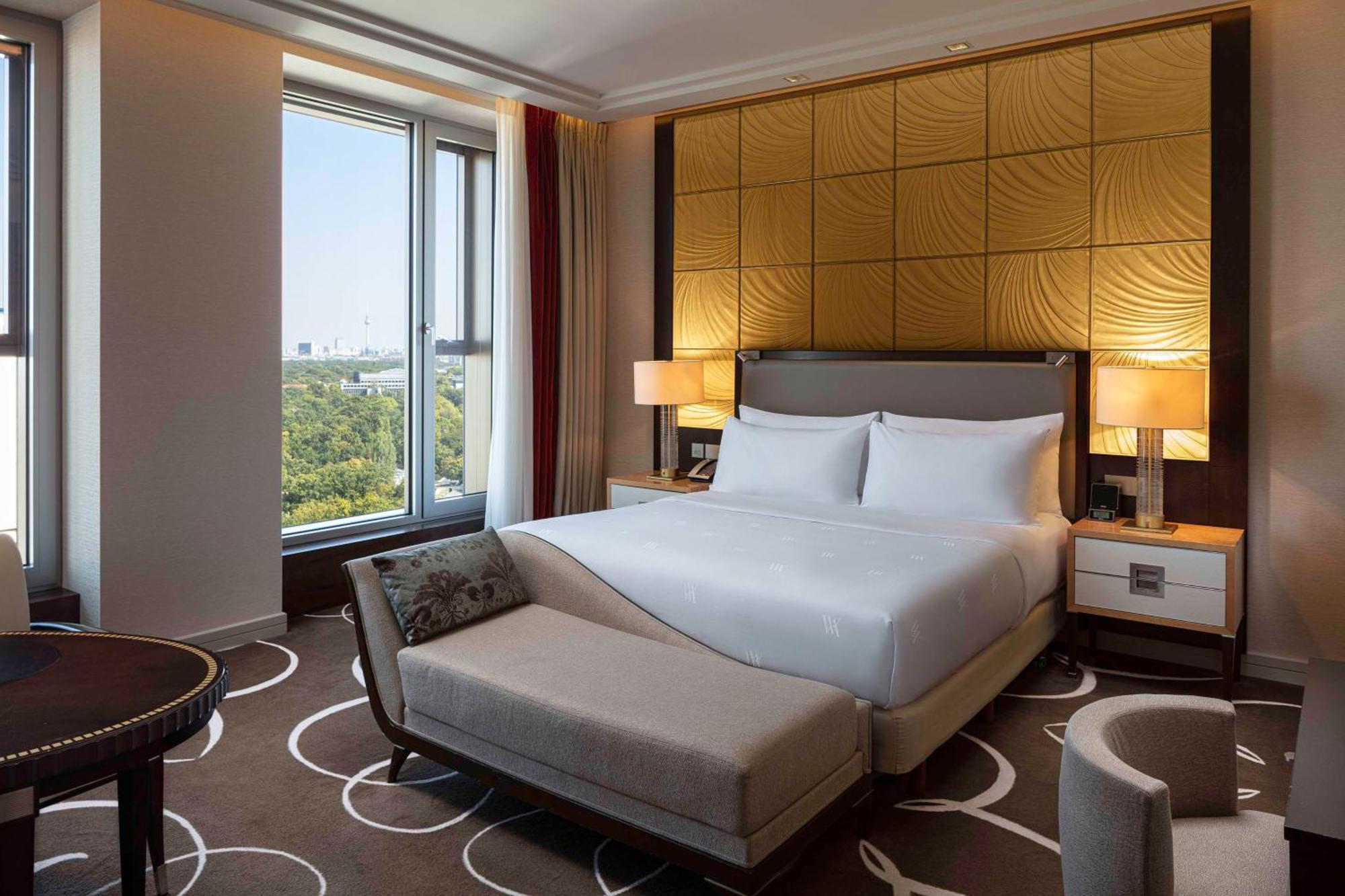 Deluxe King Room City View,1639568585:JPEG